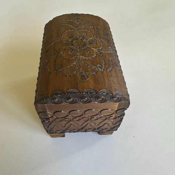 Hand carved wooden mini chest - Picture 3 of 6